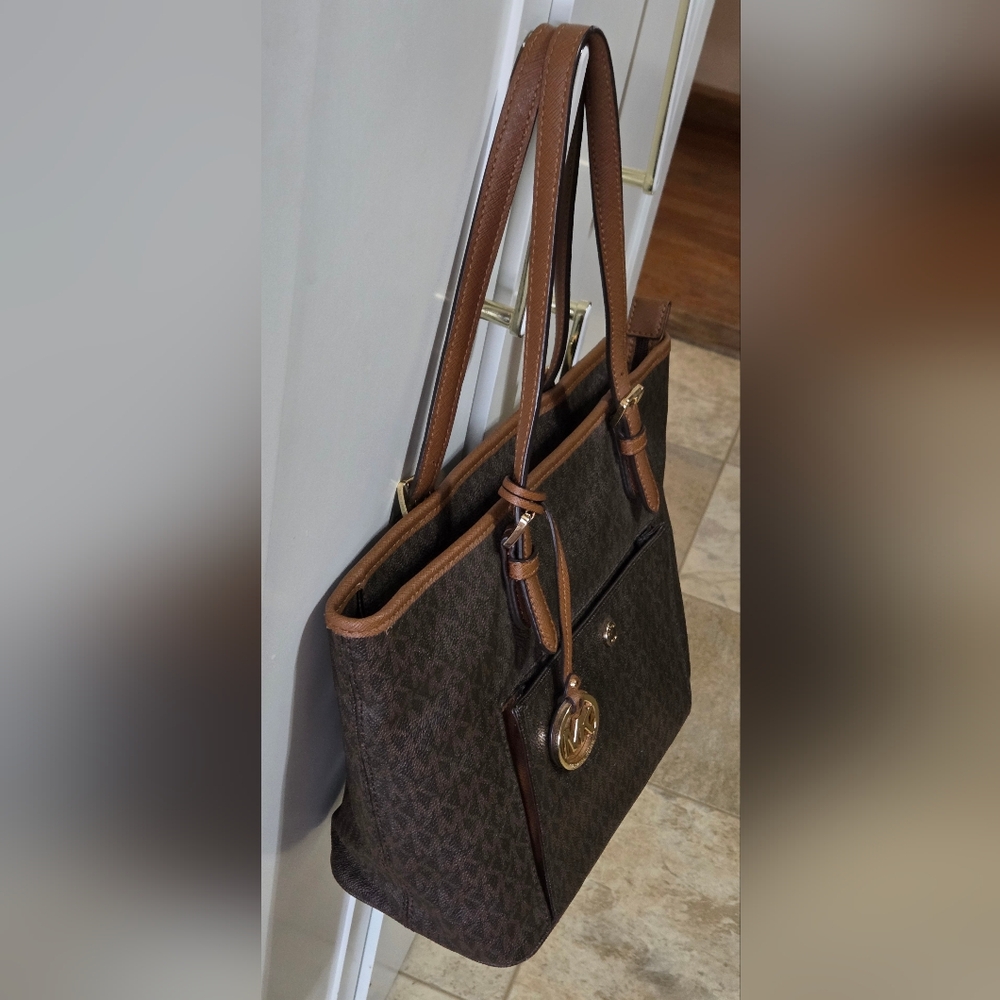 Michael Kors Jet Set TZ Snap Pocket Tote - Picture 4 of 15